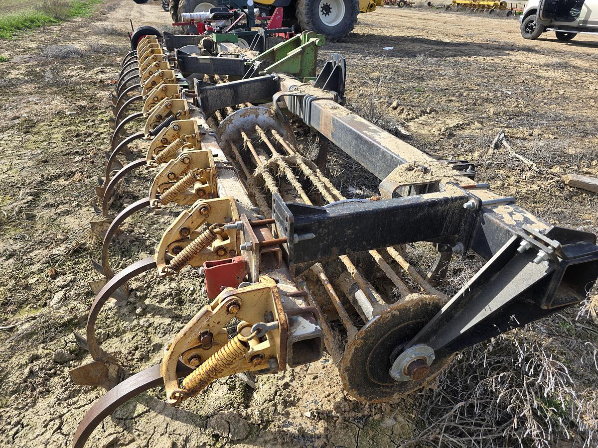 Used 12R22 Heavy Duty Bedder Toolbar