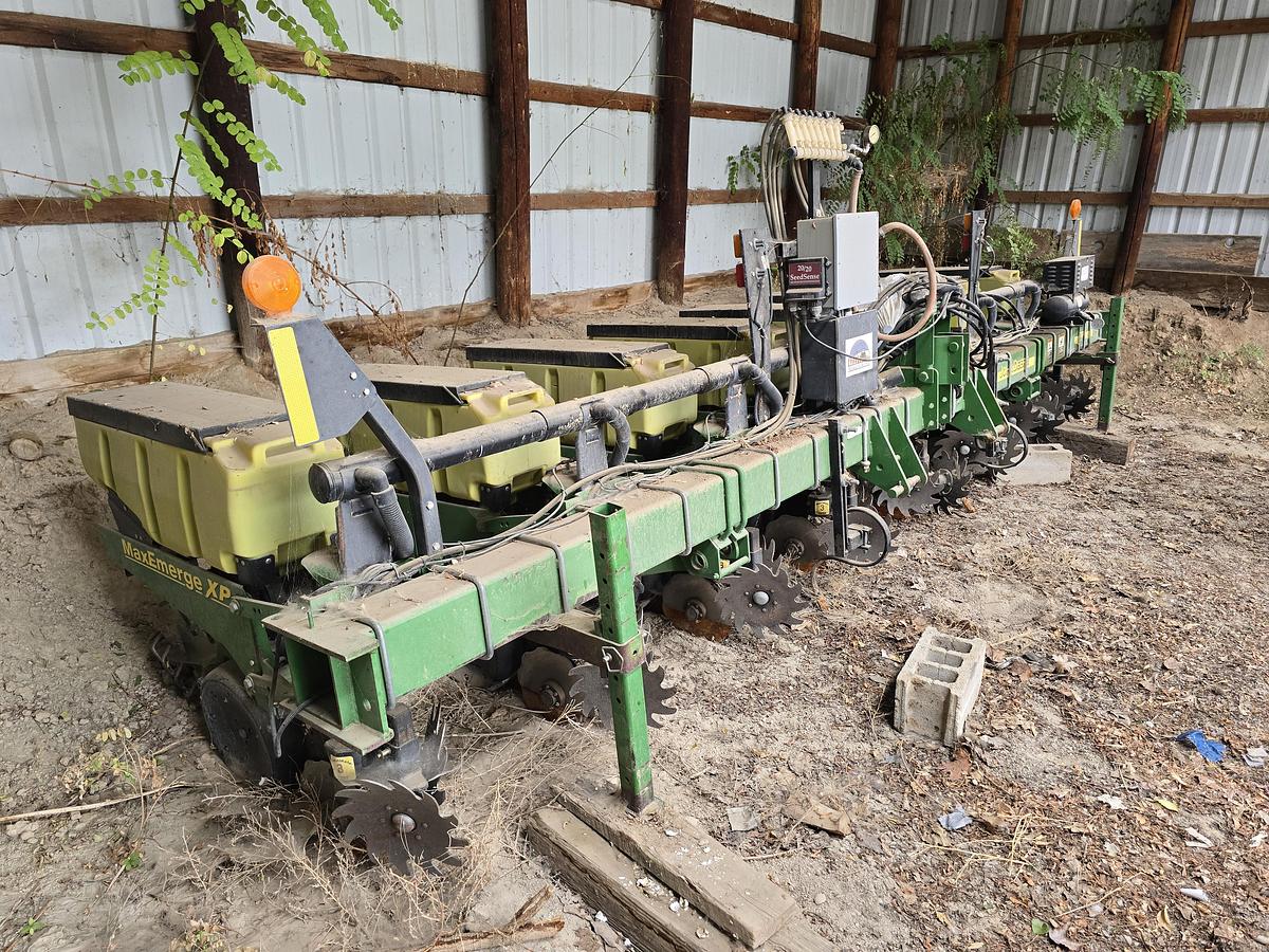 Used John Deere MaxEmerge XP 1700 Precision Planter - 8R30