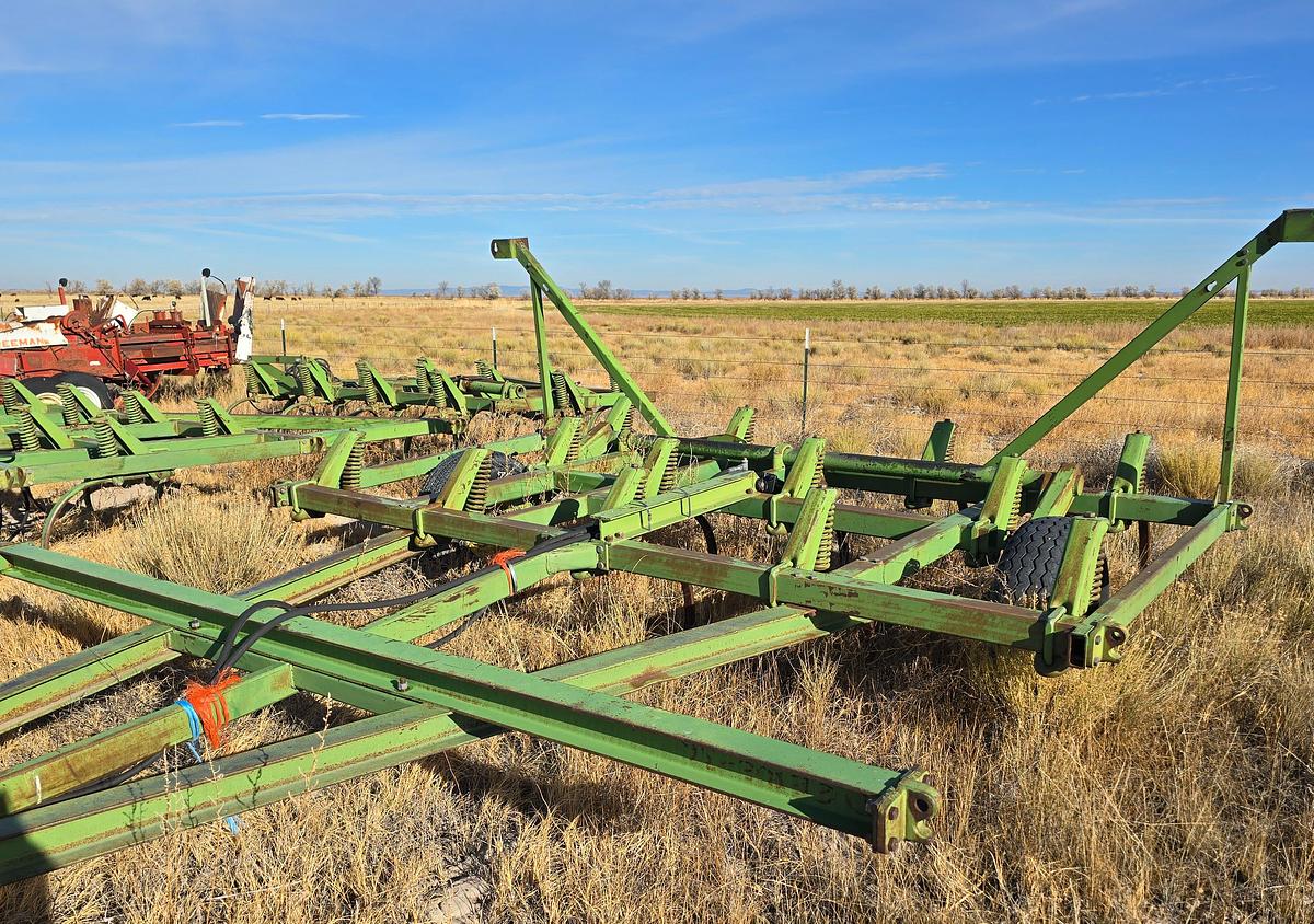 Used 36' John Deere 1600 Chisel Plow
