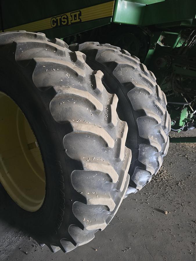 Used John Deere CTS II Combine w/ 25' Grain Header