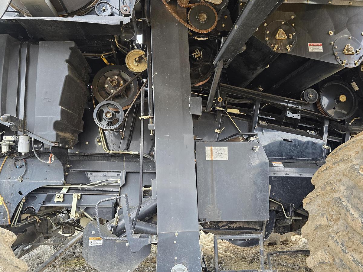 Used 2009 New Holland CR9060 Combine - w/ Seed Screens