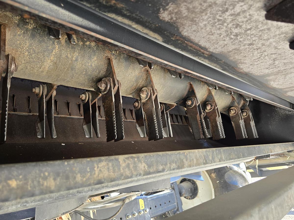 Used 2009 New Holland CR9060 Combine w/ 2200 hrs