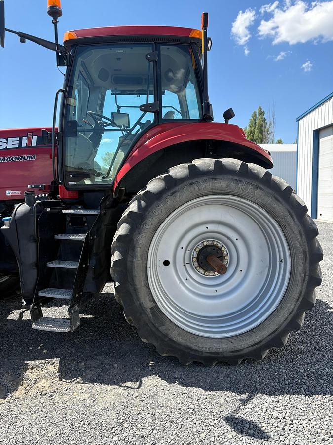 Used 2014 Case Magnum 235 CVT Tractor w/ 4800 hrs