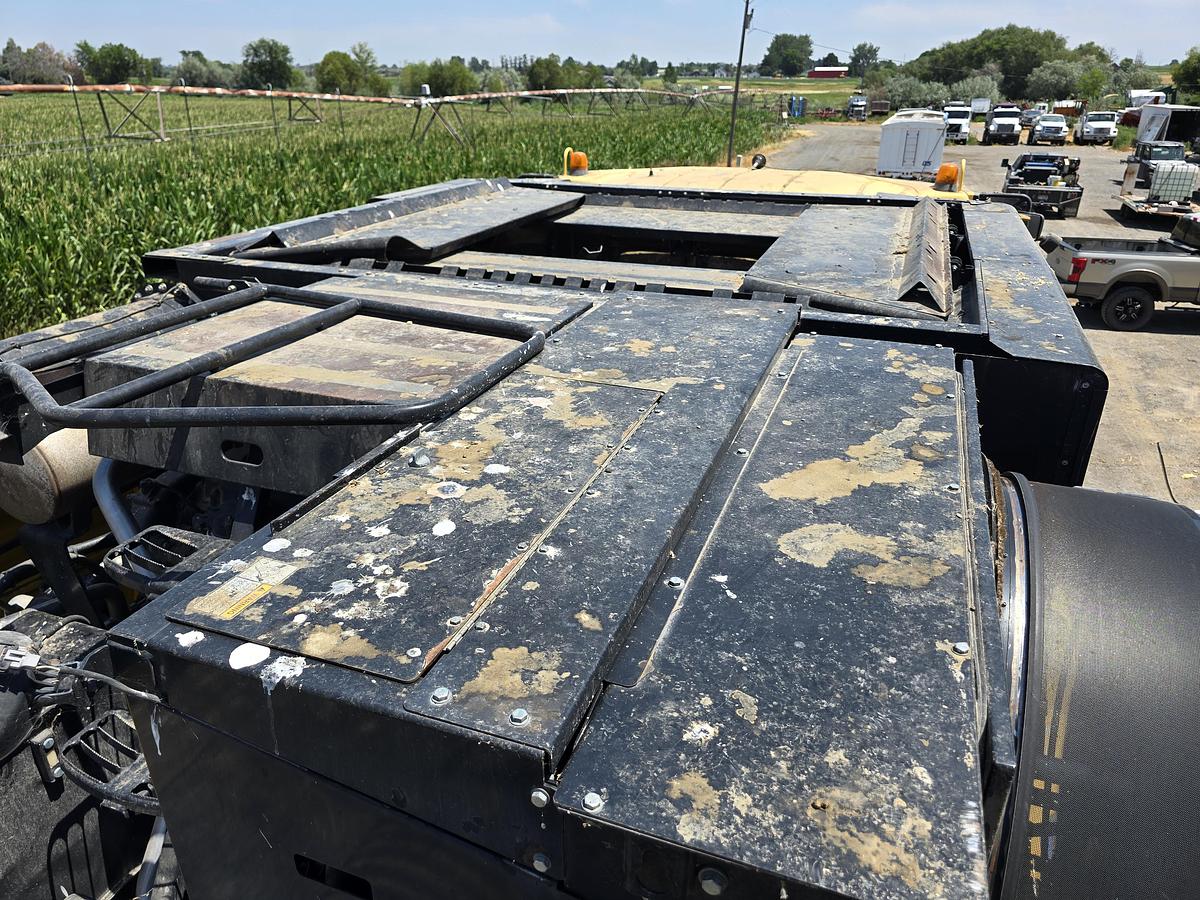 Used 2009 New Holland CR9060 Combine w/ 2200 hrs