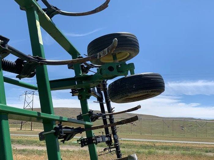 Used 2003 John Deere 2400 3-Section Chisel Plow 31'