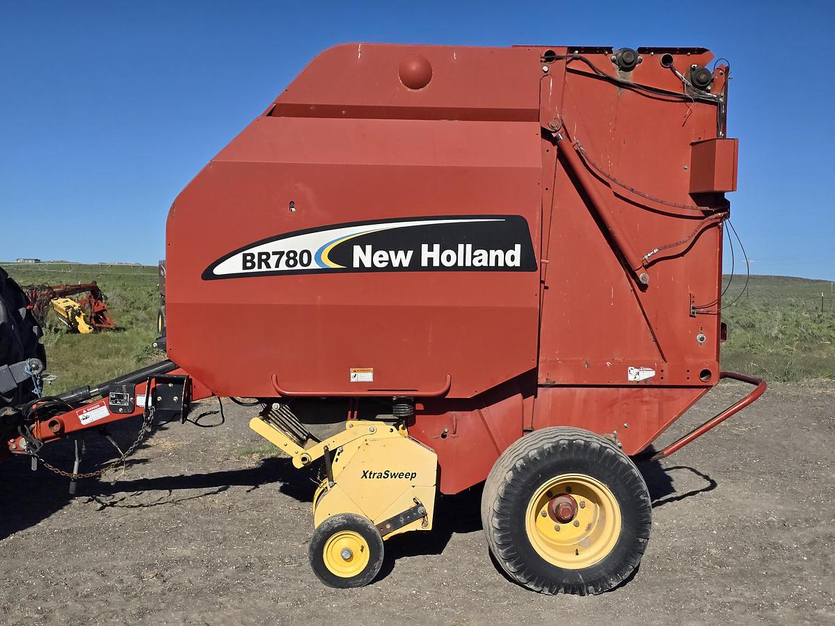 Used ** Going to Auction ** 2003 New Holland BR780 Round Baler