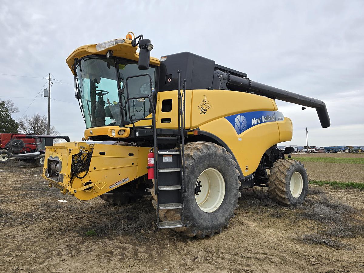 Used 2009 New Holland CR9060 Combine - w/ Seed Screens
