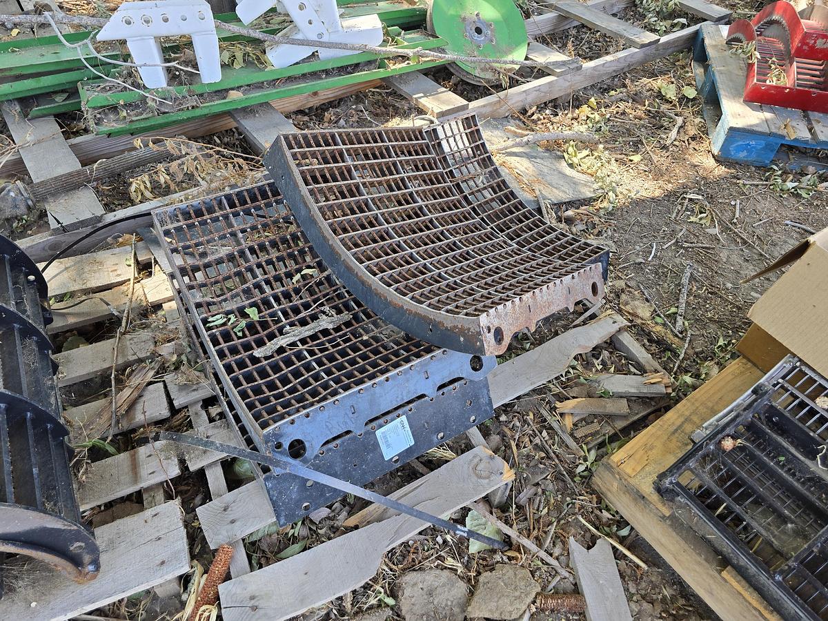 Used 2009 New Holland CR9060 Combine w/ 2200 hrs