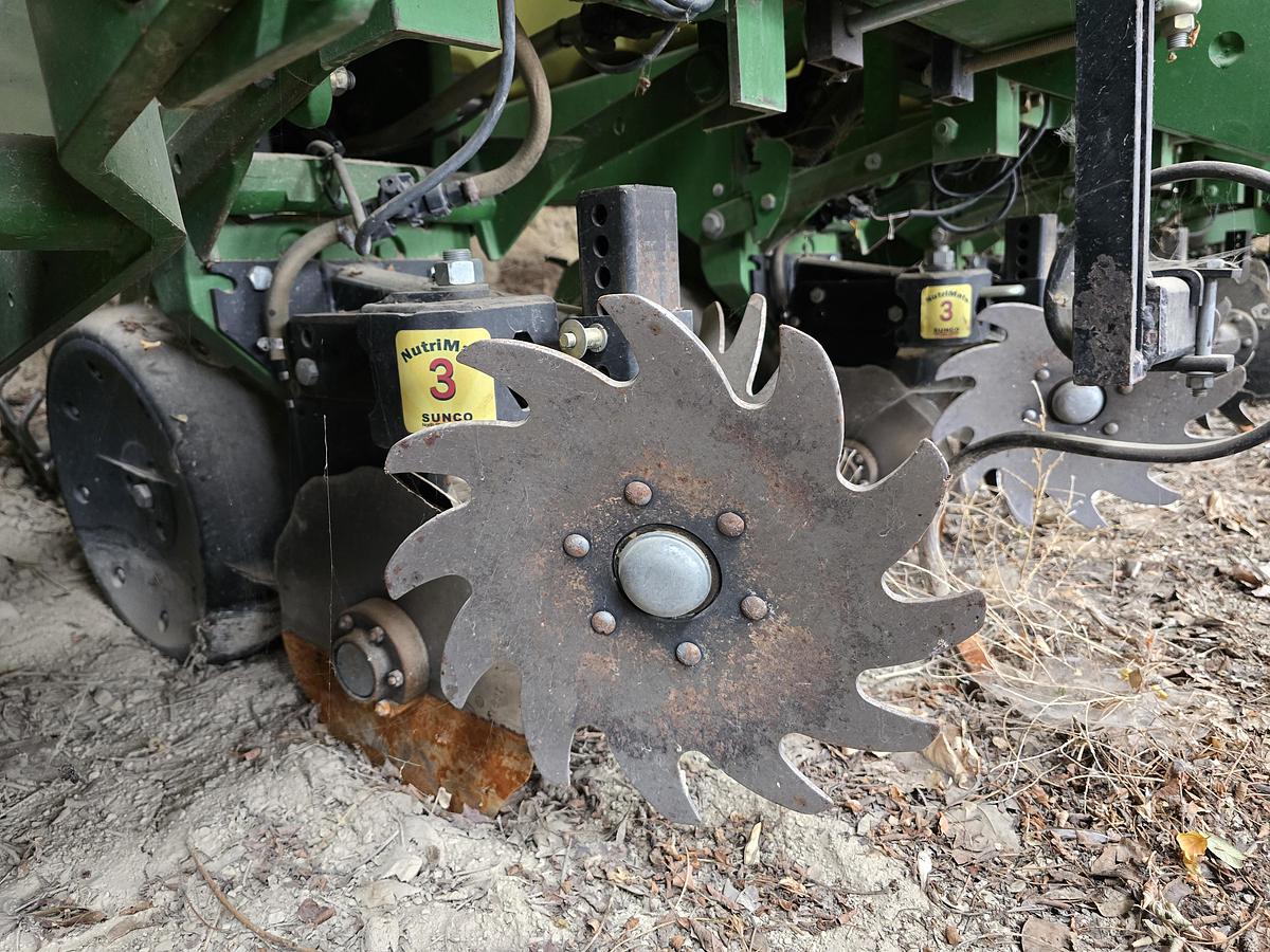 Used John Deere MaxEmerge XP 1700 Precision Planter - 8R30