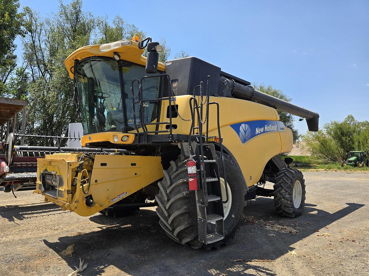 Used 2009 New Holland CR9060 Combine w/ 2200 hrs