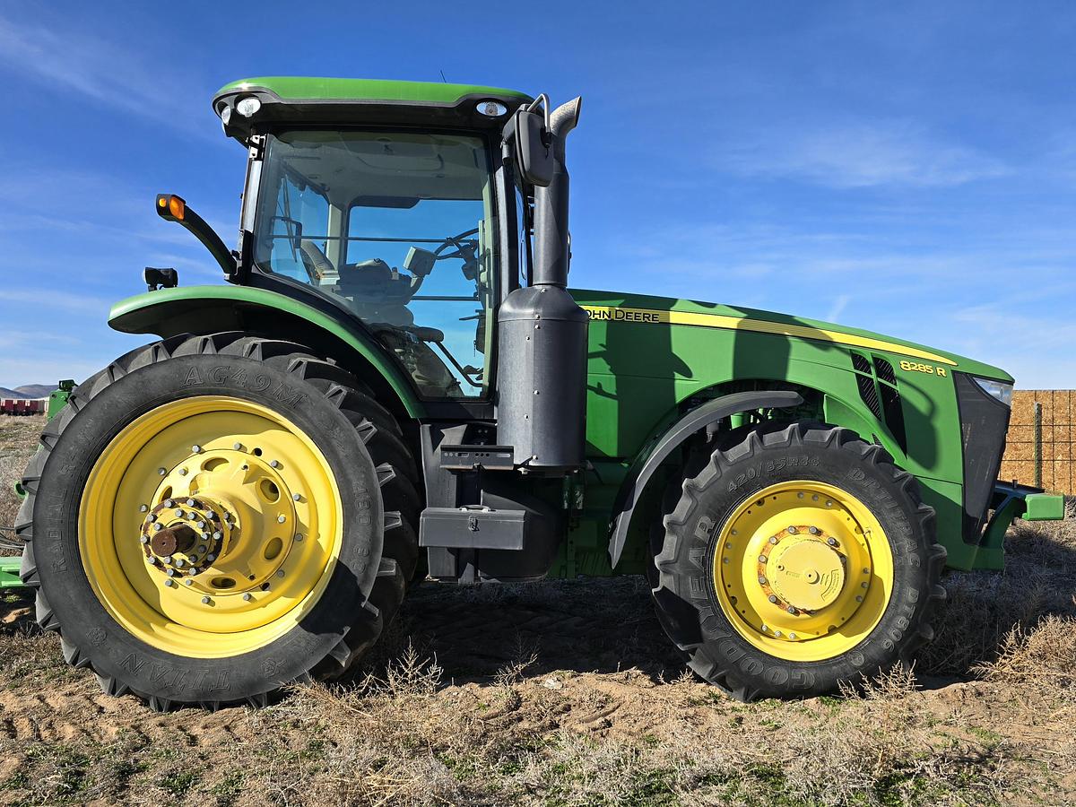 Used John Deere 8285R Tractor w/ 4200 hrs + Duals