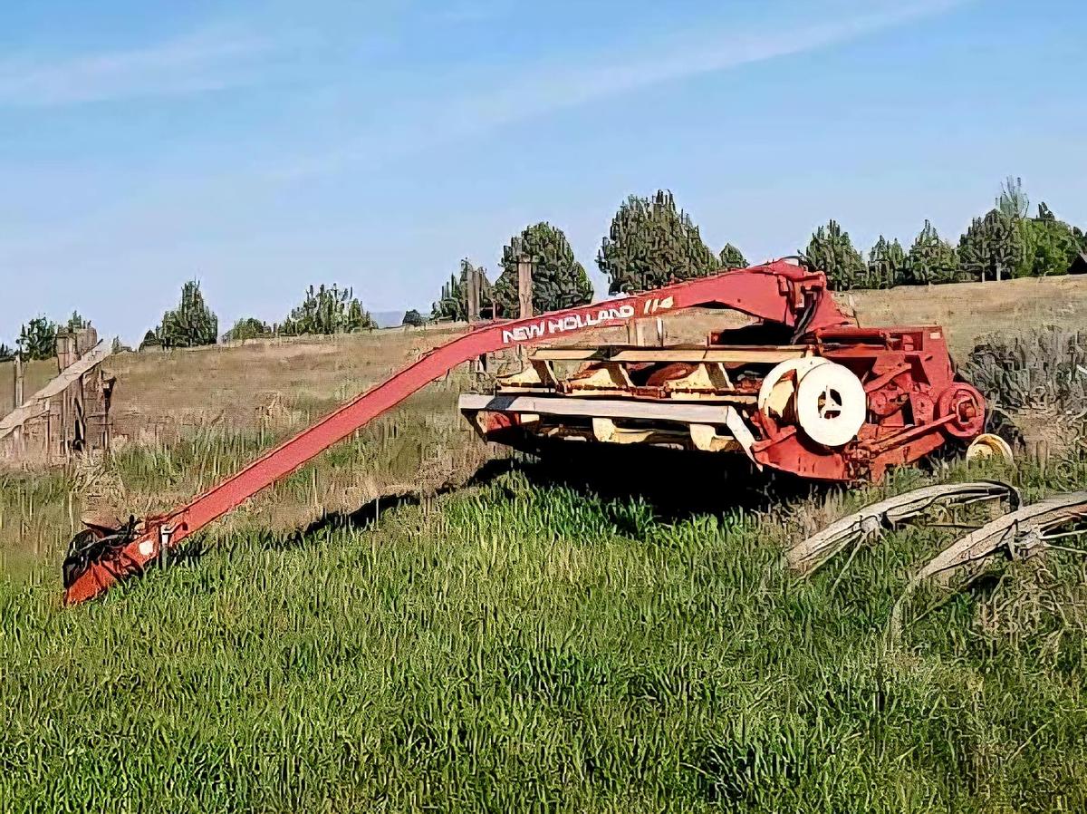 Used 14' New Holland 114 Pivot Tongue Windrower