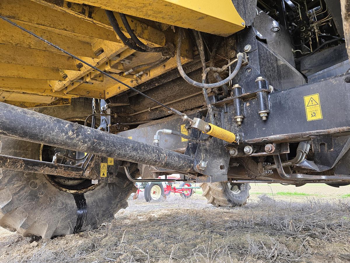 Used 2009 New Holland CR9060 Combine - w/ Seed Screens