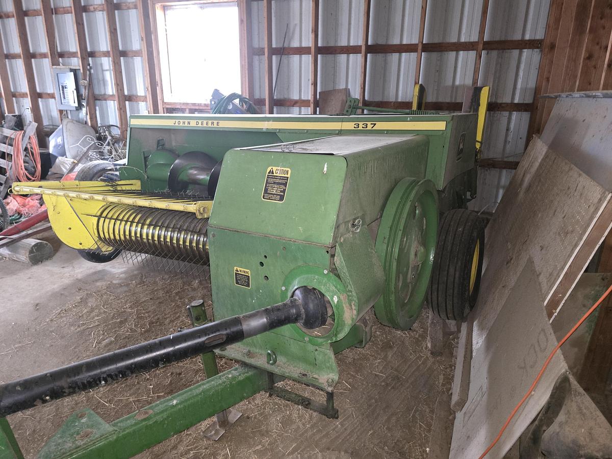 Used 1987 John Deere 337 Baler