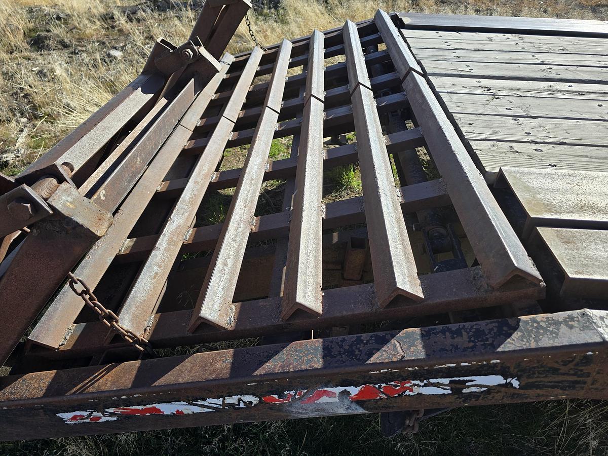 Used Donahue Swather Trailer - Hyd Adjust to 12' Wide