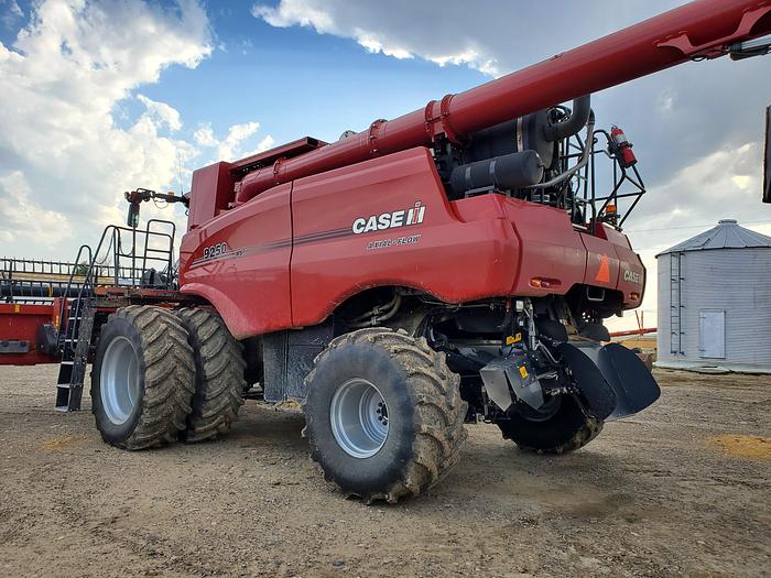 Used 2020 Case IH 9250 Combine w/ 1300 eng hrs