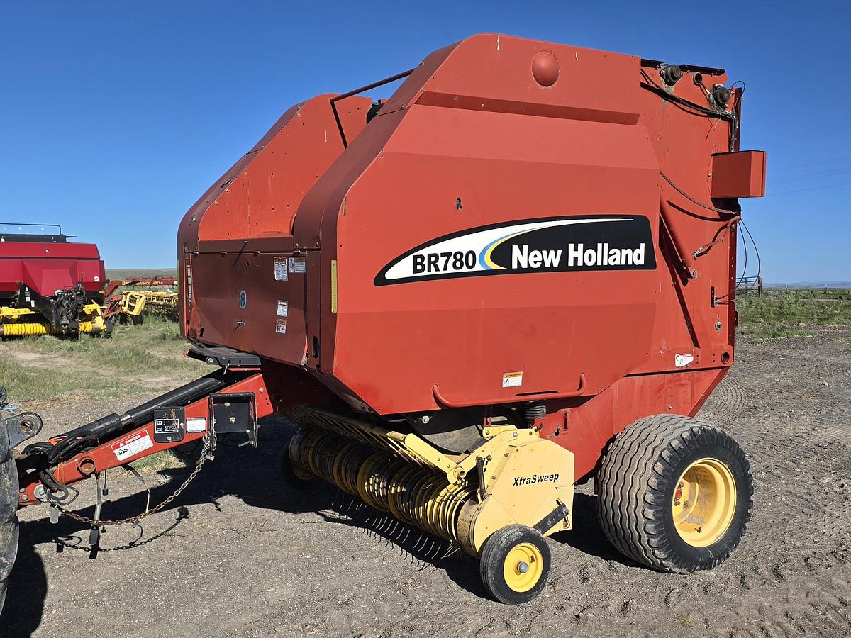 Used ** Going to Auction ** 2003 New Holland BR780 Round Baler
