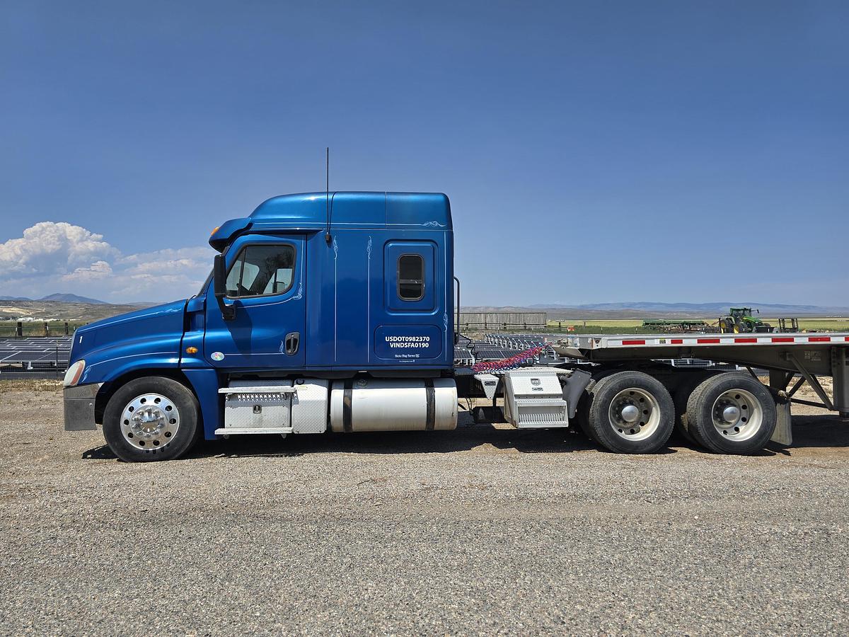 Used 2013 Freightliner Cascadia Sleeper Truck