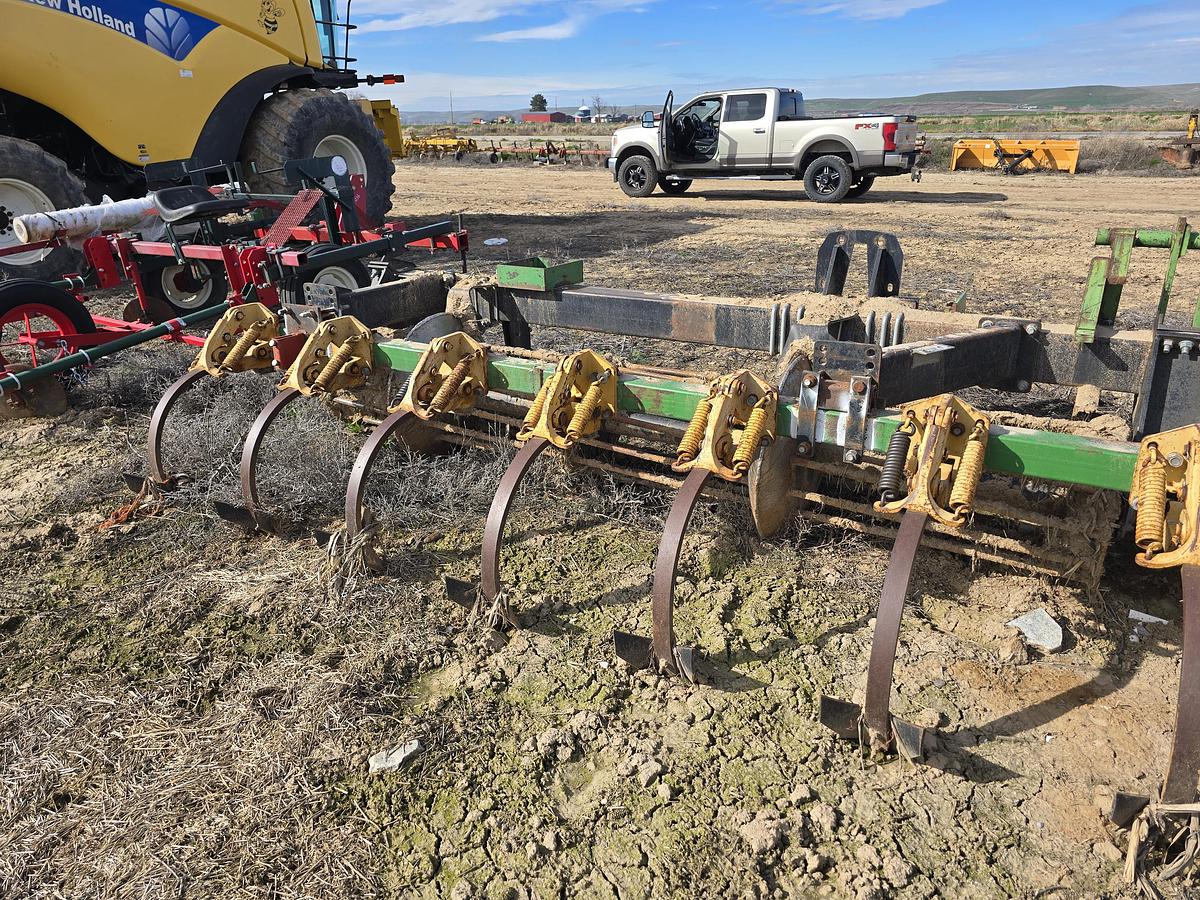 Used 12R22 Heavy Duty Bedder Toolbar