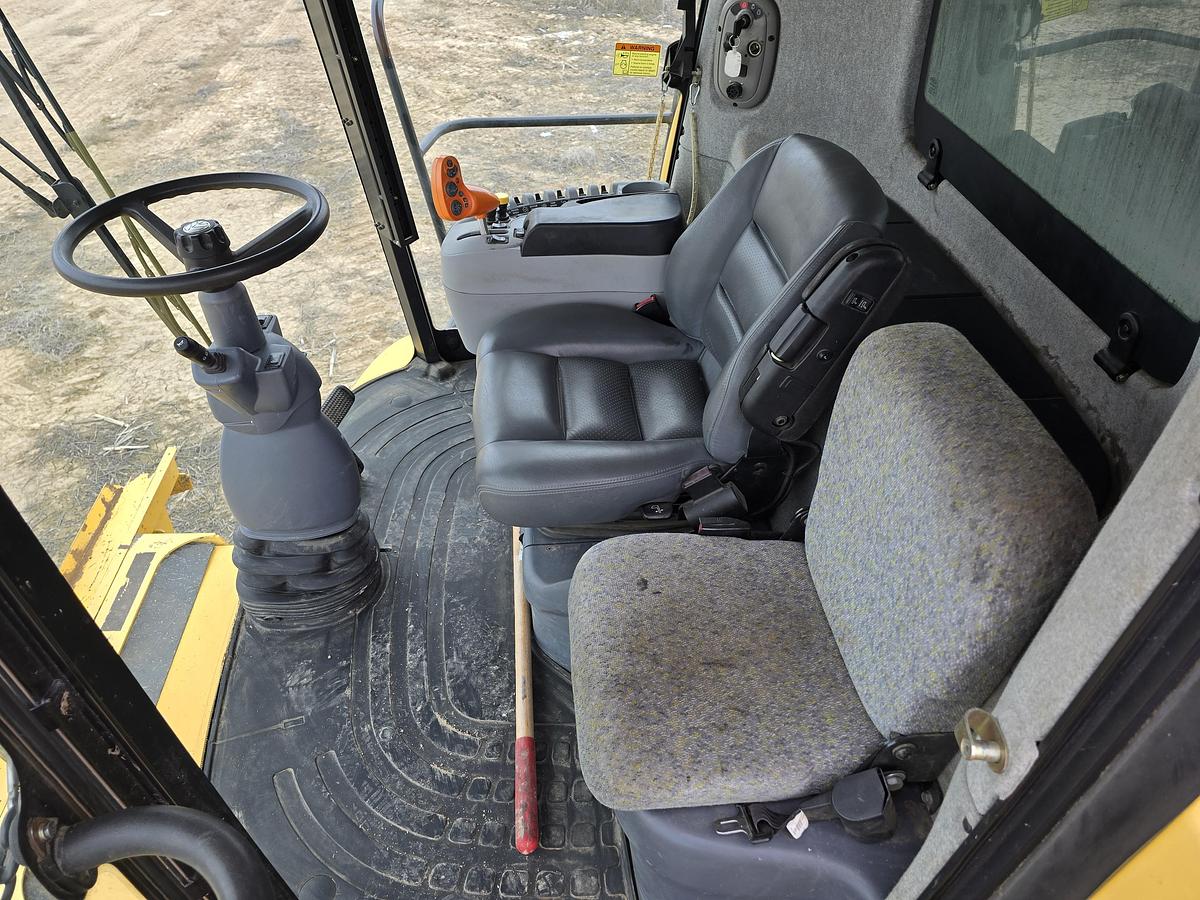 Used 2009 New Holland CR9060 Combine - w/ Seed Screens