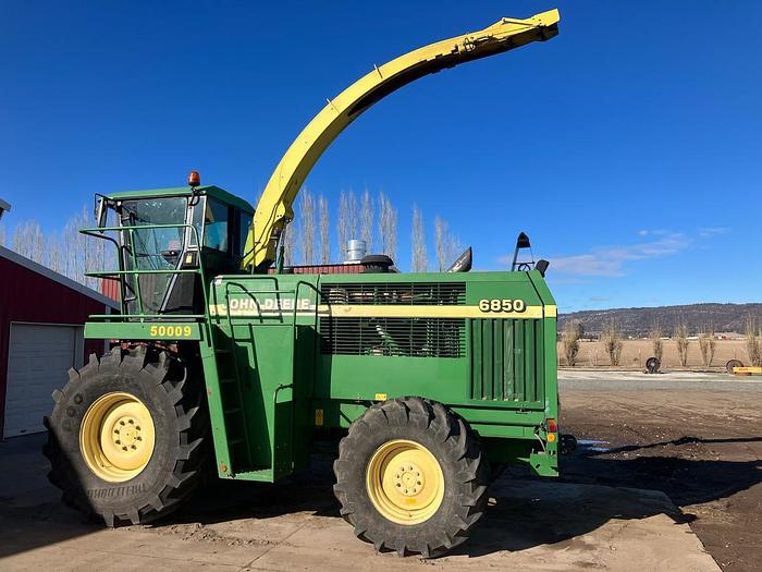 Used 2002 John Deere 6850 Forage Harvester w/ Pickup Header