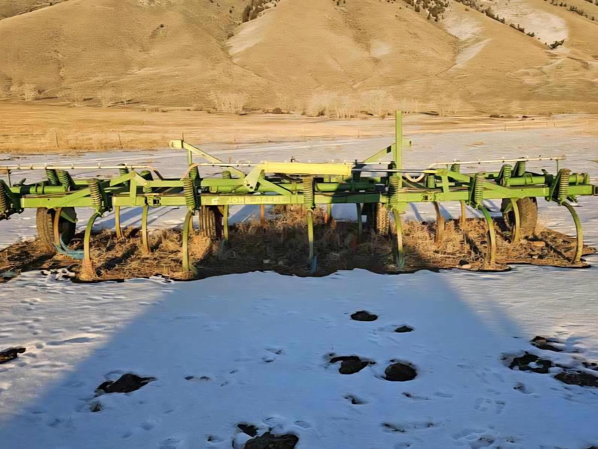 Used 22' John Deere 1600 Chisel Plow