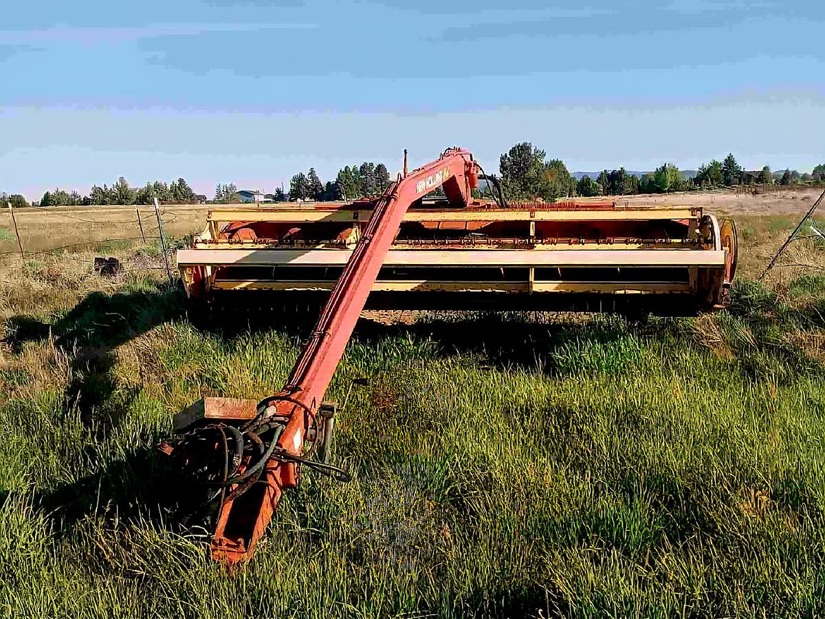 Used 14' New Holland 114 Pivot Tongue Windrower