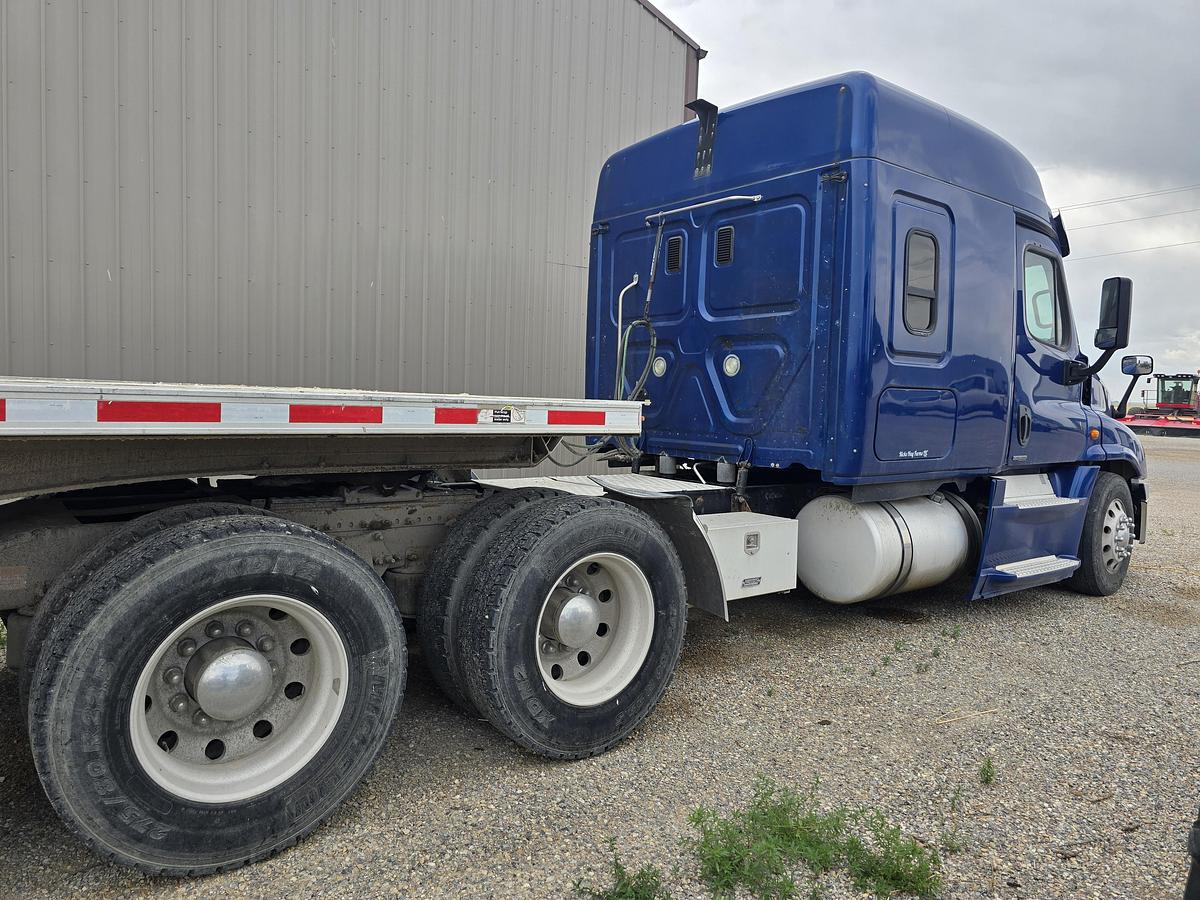 Used 2016 Freightliner Cascadia Sleeper Truck