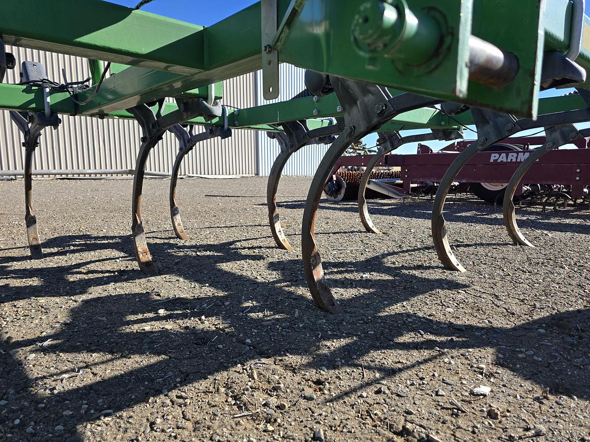 Used 20' John Deere 610 Chisel Plow