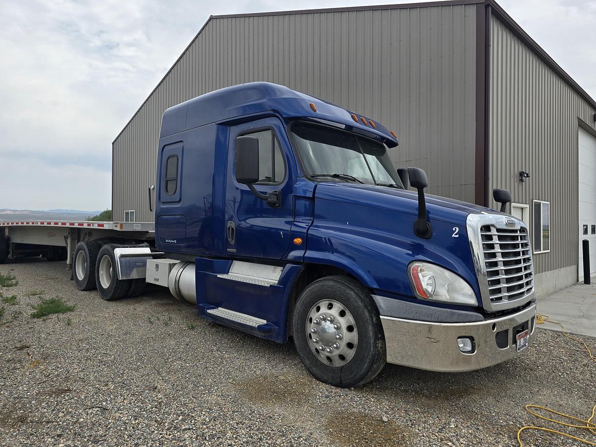 Used 2016 Freightliner Cascadia Sleeper Truck
