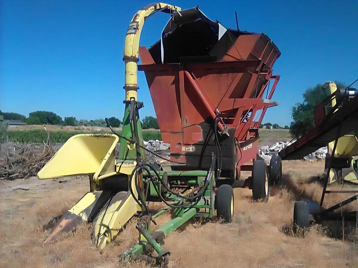 Used John Deere 34 Single Row Chopper w/ Cart