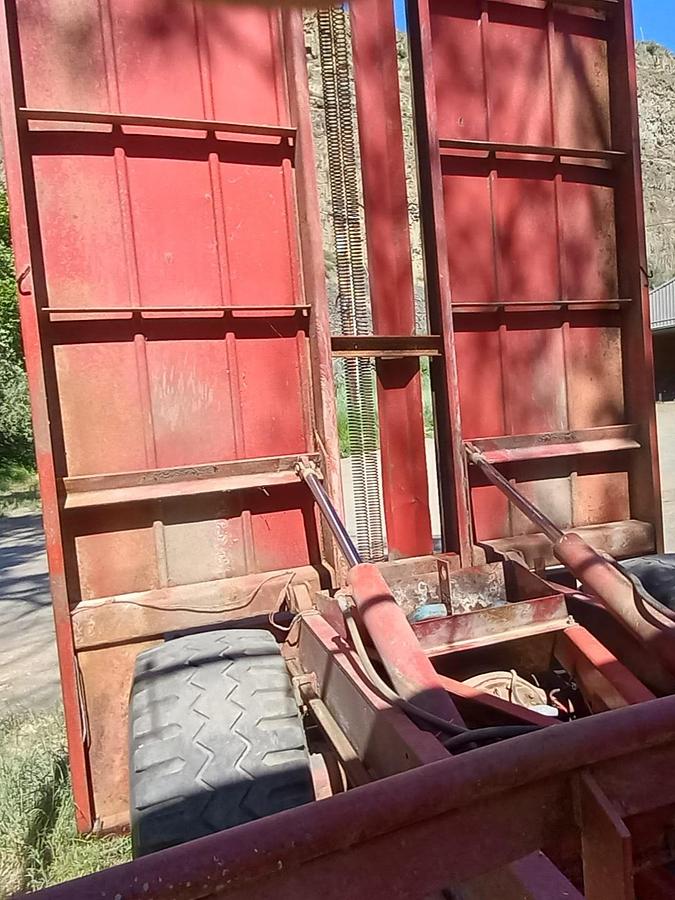 Used New Holland 1049 Balewagon