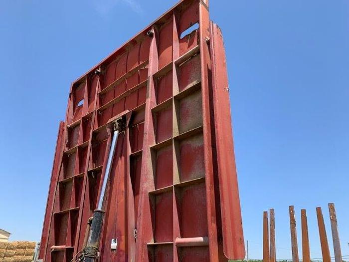 Used New Holland 1095 Bale wagon with Mil-Stak clamp