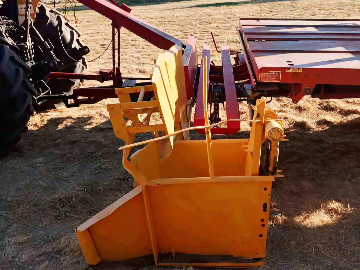 Used New Holland 1033 Balewagon