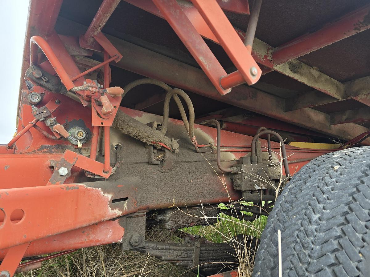 Used New Holland 1075 Balewagon ** Needs Computer **
