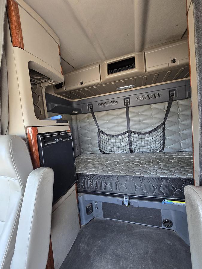 Used 2016 Freightliner Cascadia Sleeper Truck
