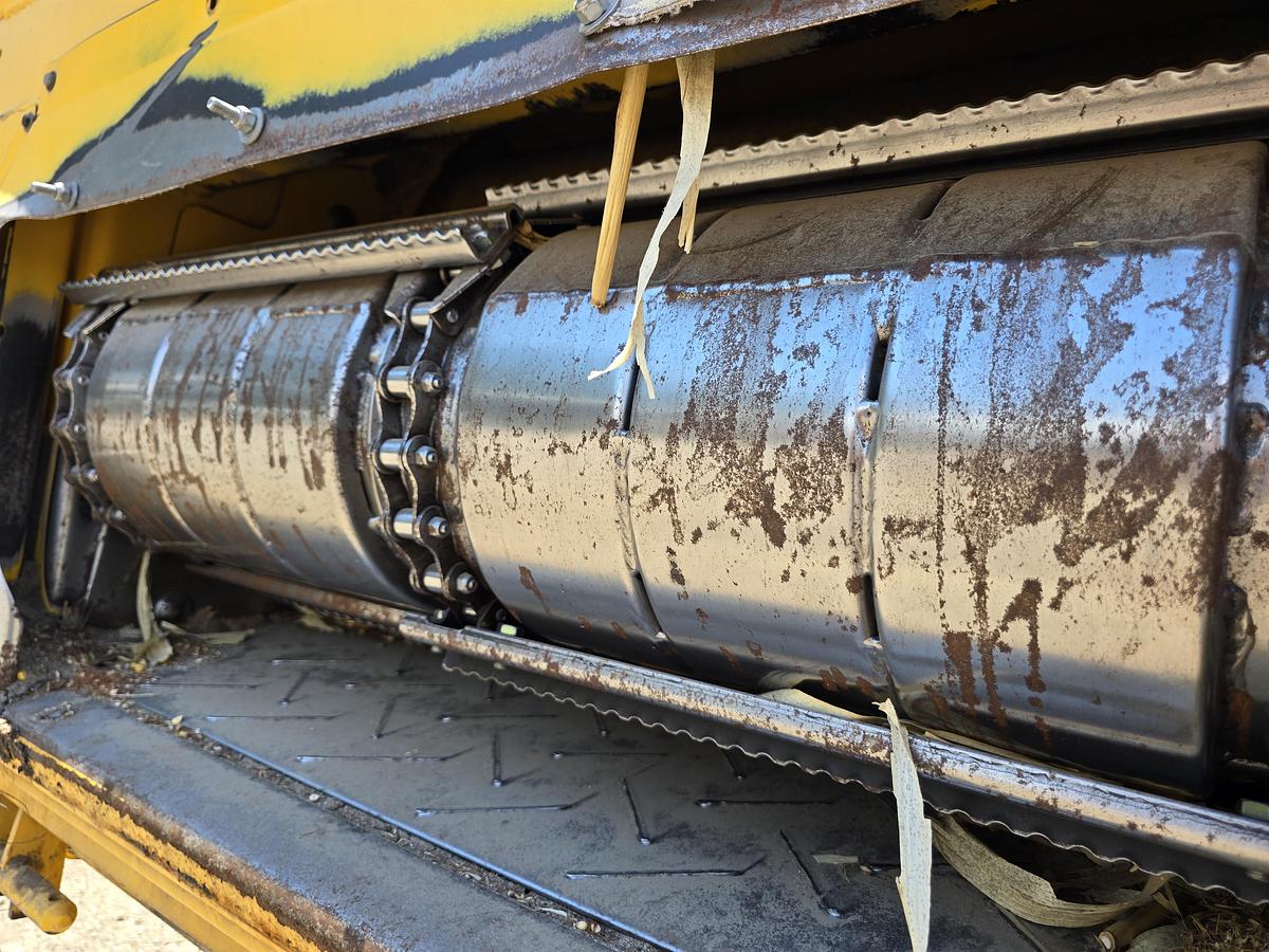 Used 2009 New Holland CR9060 Combine w/ 2200 hrs