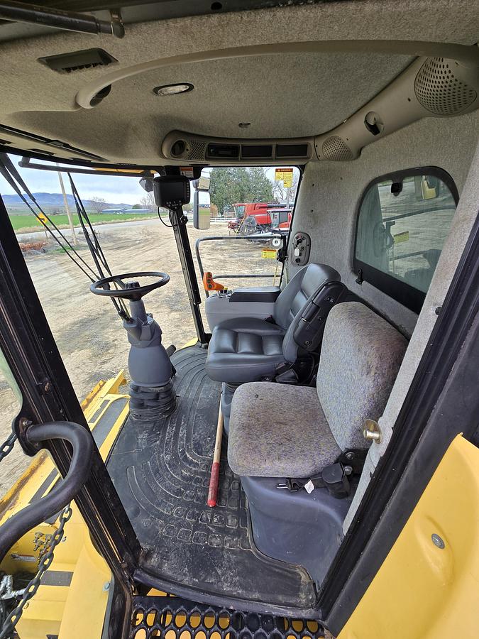 Used 2009 New Holland CR9060 Combine - w/ Seed Screens