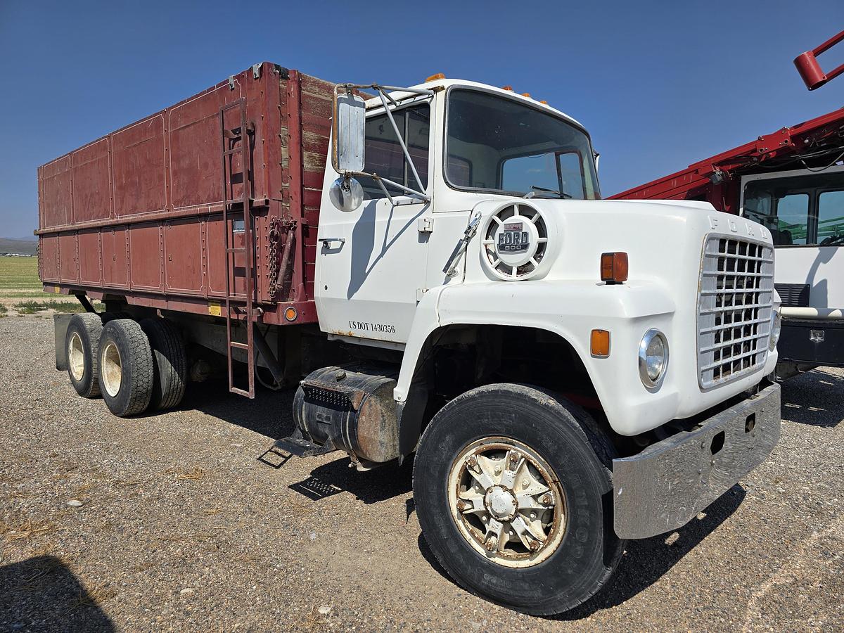 Used 20' Ford 800 Grain Truck - Gas