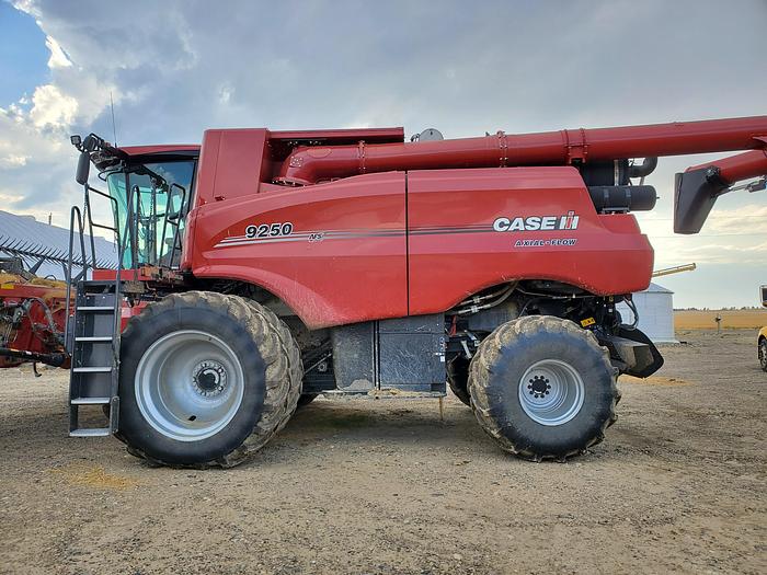 Used 2020 Case IH 9250 Combine w/ 1300 eng hrs