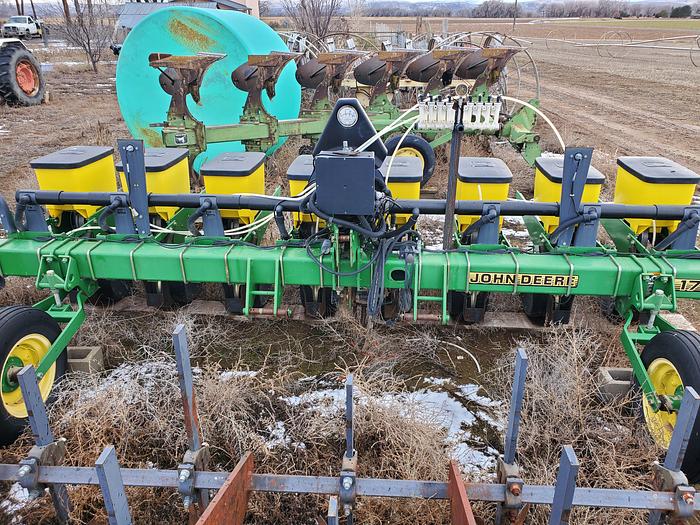 Used 8r22 John Deere 1730 Planter w/ Hyd Drive