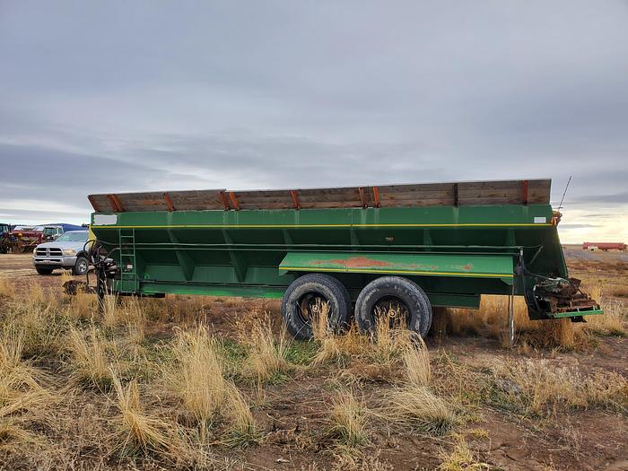 Used 2006 Chandler 26CLPT Compost Spreader