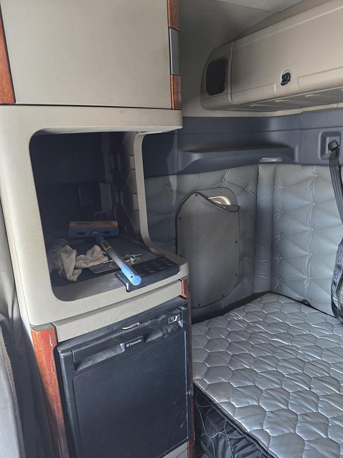 Used 2016 Freightliner Cascadia Sleeper Truck