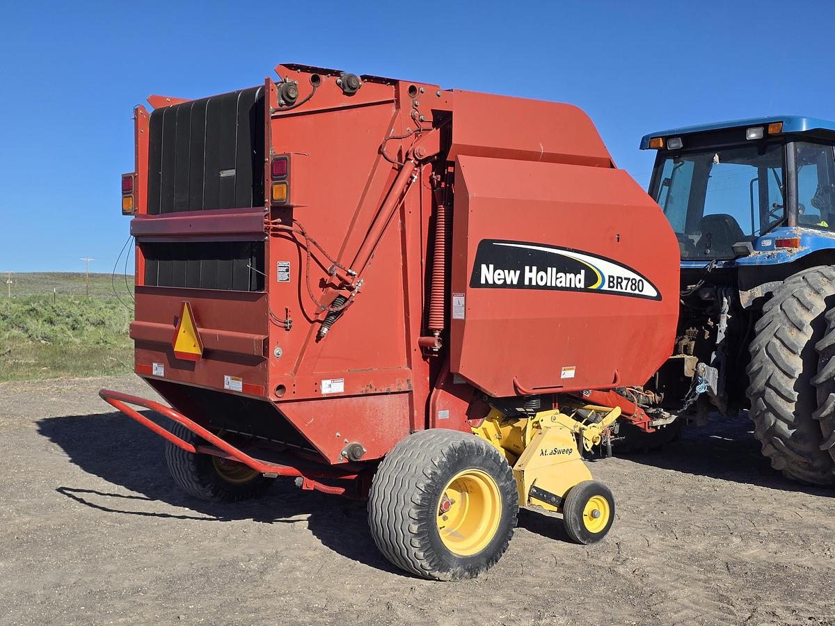 Used ** Going to Auction ** 2003 New Holland BR780 Round Baler