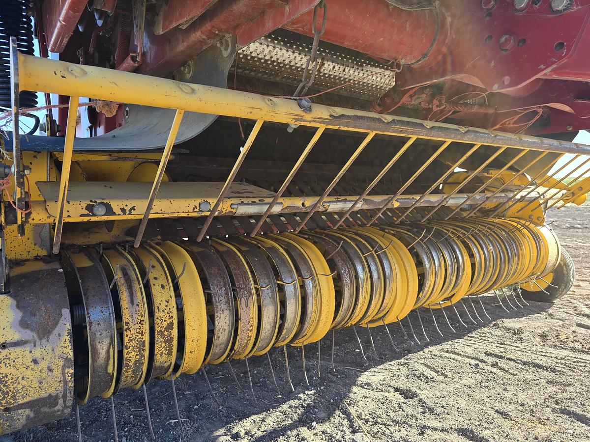 Used ** Going to Auction ** 2003 New Holland BR780 Round Baler