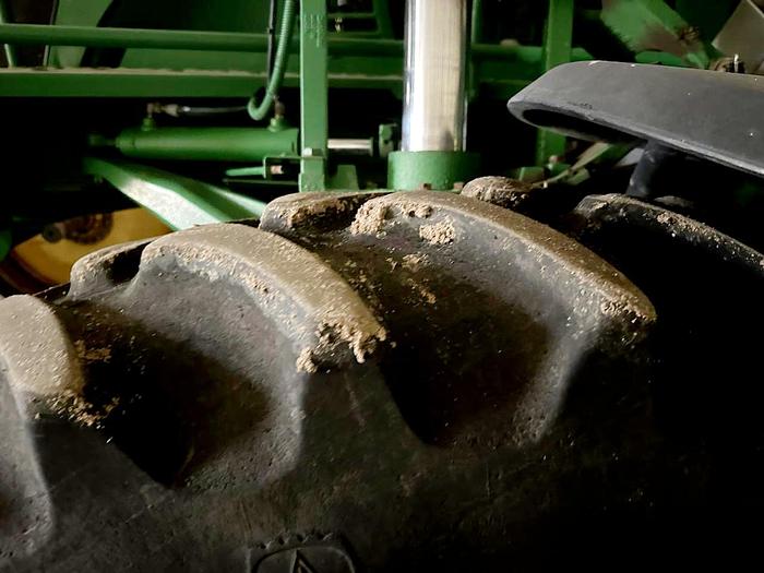 Used John Deere 4830 Sprayer w/ Aluminum Booms - 2400 hrs