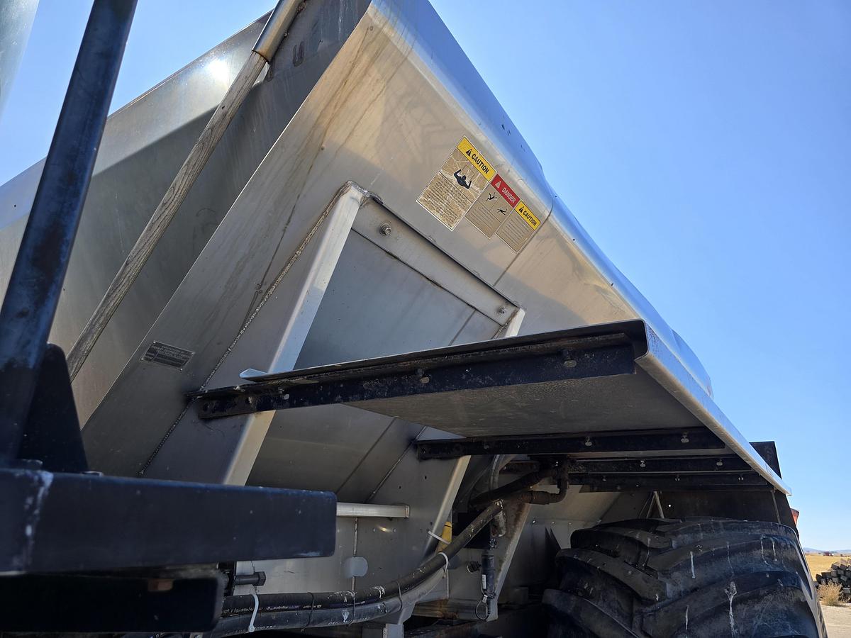 Used 14' New Leader L3020G4 Spreader Box
