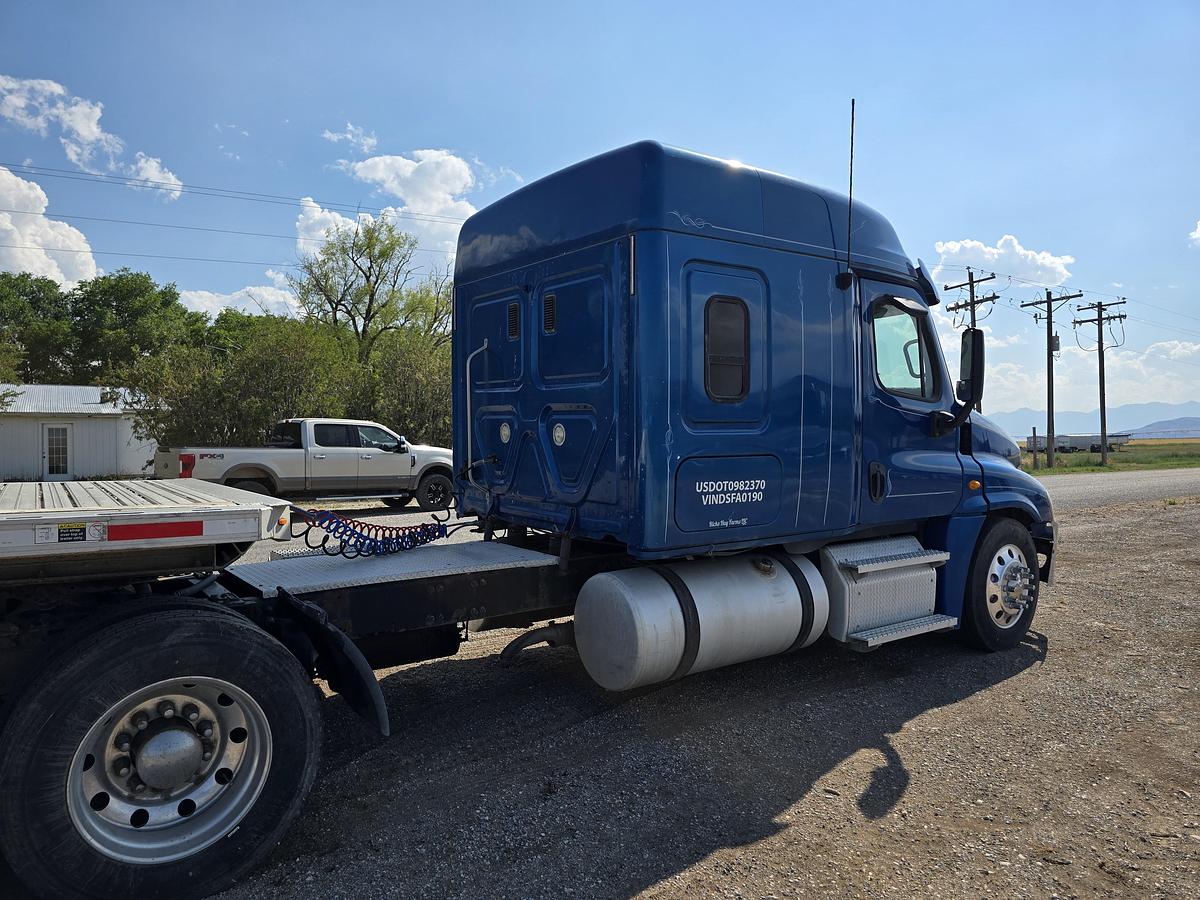 Used 2013 Freightliner Cascadia Sleeper Truck
