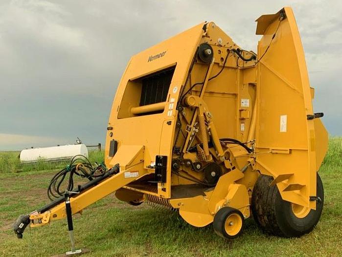 Used 2022 Vermeer 605N Rounnd Baler ** only 1300 Bales **