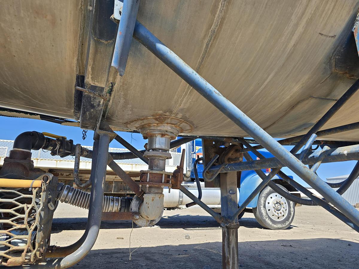 Used 3000 gallon Beall Water Tank Trailer